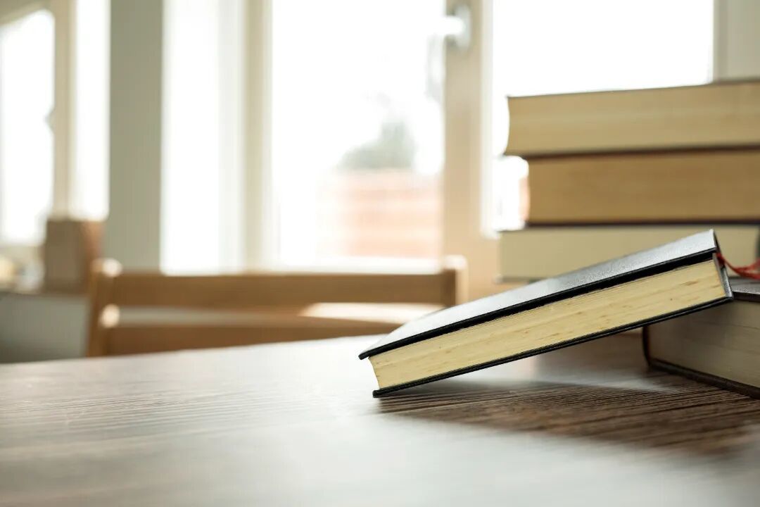 千库网_教育学习理念，在办公室的家里打开书籍或教科书，在学校书房背景室内的阅读桌和书架过道上堆放成堆的文学文本学术档案_摄影图编号13234017.jpg