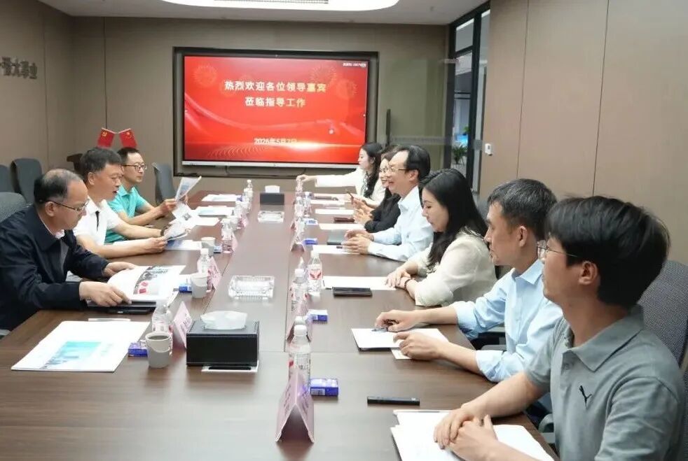 调研团与商会代表就商会如何发挥政企桥梁纽带作用，推动构建市域专精特新企业发展共同体等议题进行深度交流