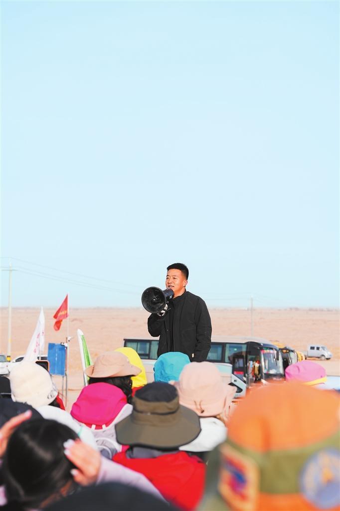 仲麟向志愿者讲解注意事项　新甘肃&middot;甘肃日报通讯员　马文焘