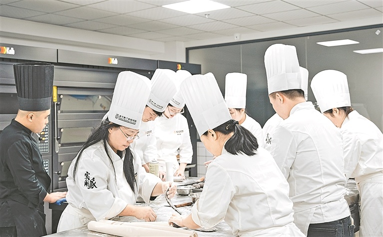 鹰潭市麦子熟了烘焙学校实训课堂。 （学校供图）