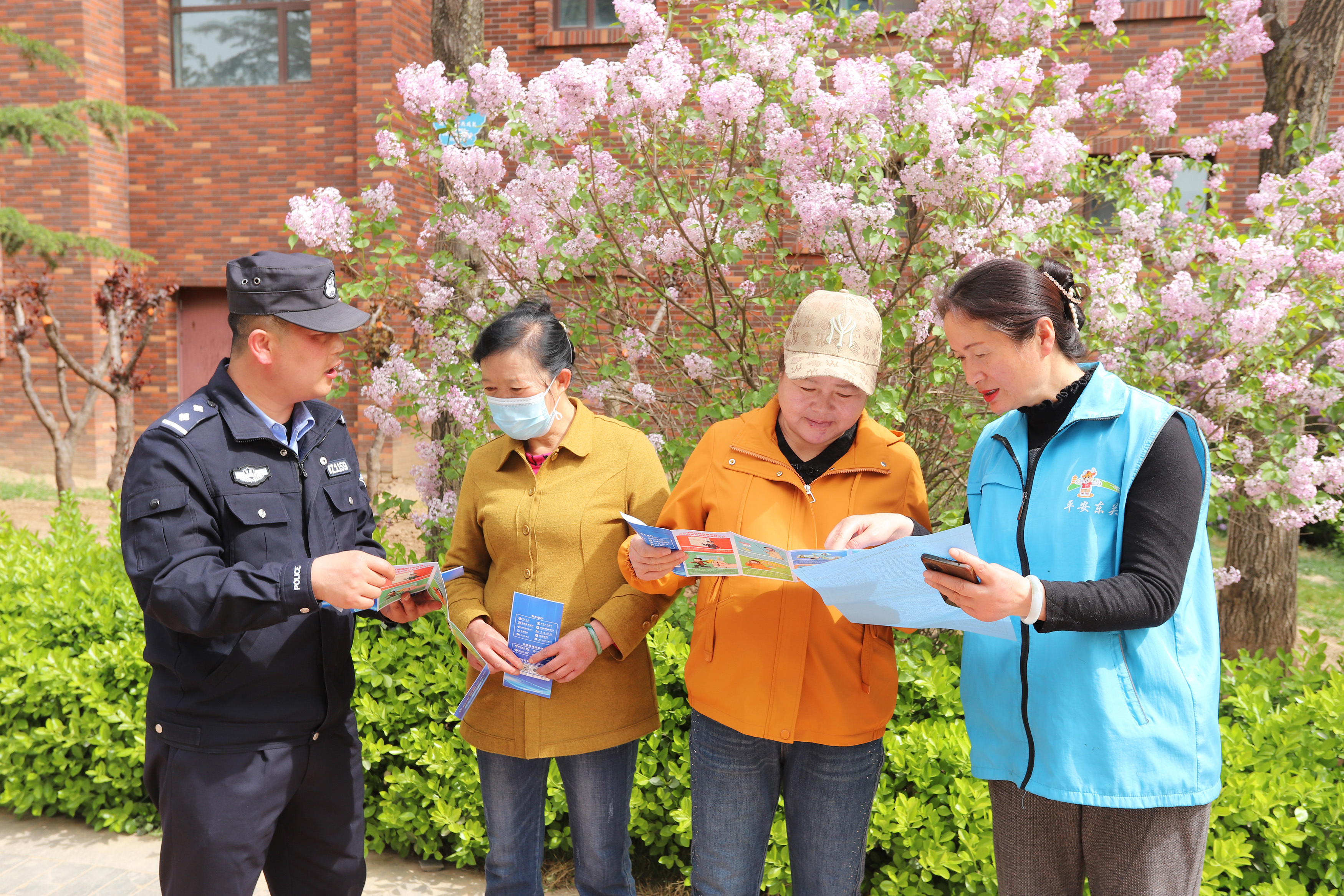 图4为民辅警和社区工作人员向老年人讲解遇到电诈如何识别和处理(崆峒区融媒体中心供图).jpg
