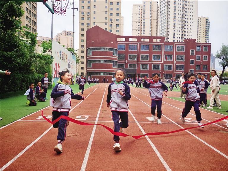 小选手们奋力冲刺