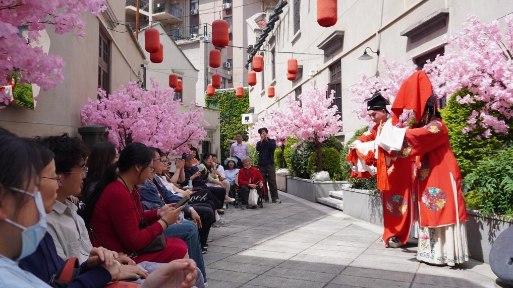 5月1日，沉浸式楚剧《岸边&middot;西厢》在保元里首演。新华社记者 熊翔鹤 摄