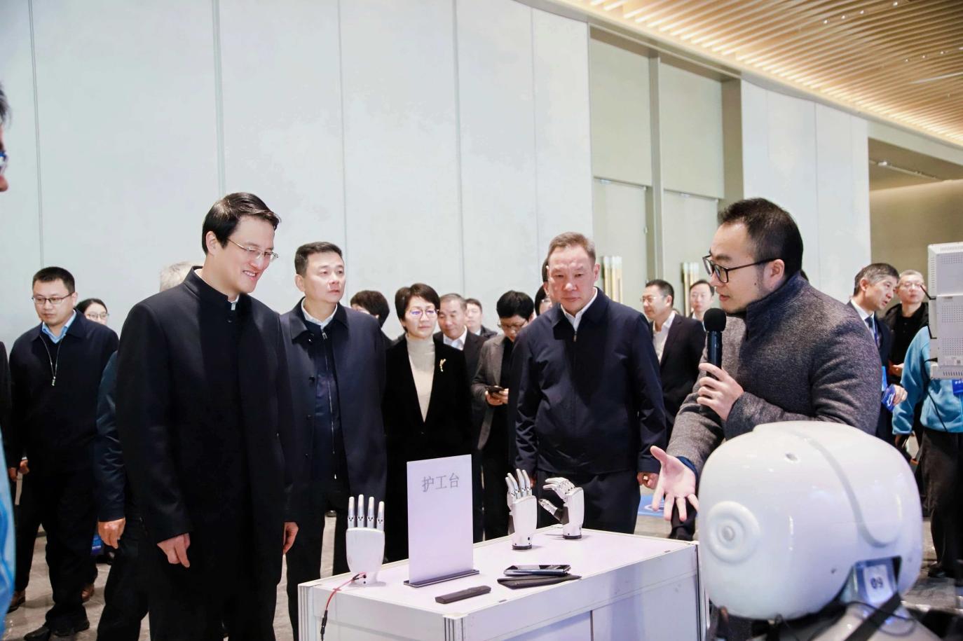 国家医保局局长、党组书记章轲体验骅羲科技具身养老机器人方案