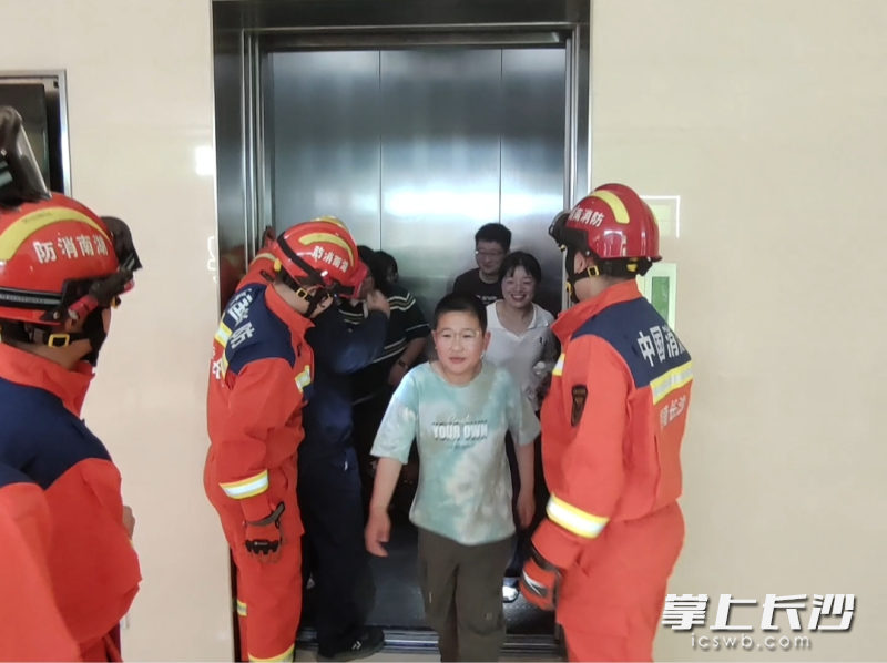 被困人员被成功救出。长沙晚报通讯员 罗霜操 摄