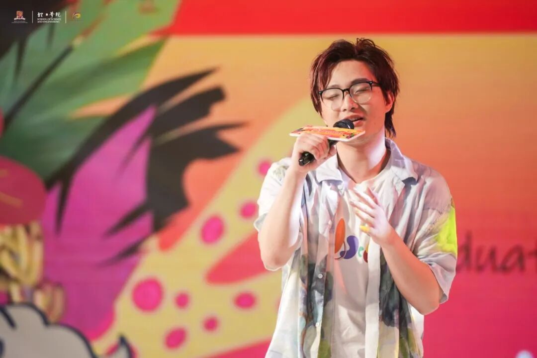 图:电子信息工程专业毕业生徐翔宇表演歌曲《我可以》。