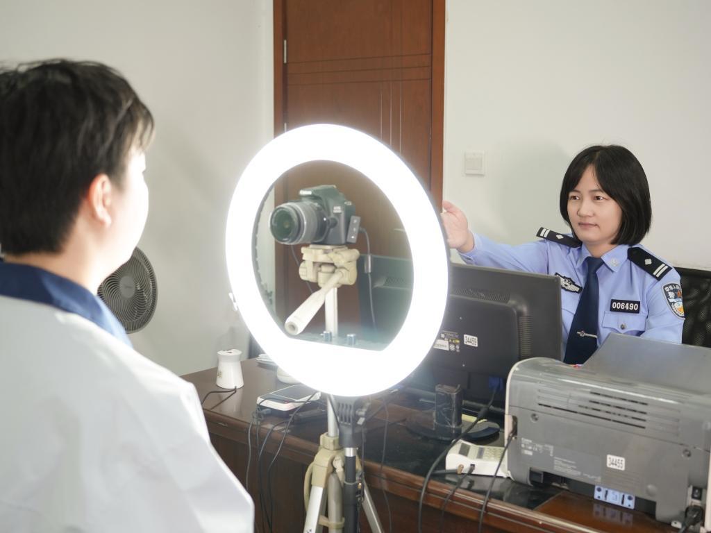 群众在黄石市公安局下陆区分局团城山派出所拍摄身份证照片。新华社发