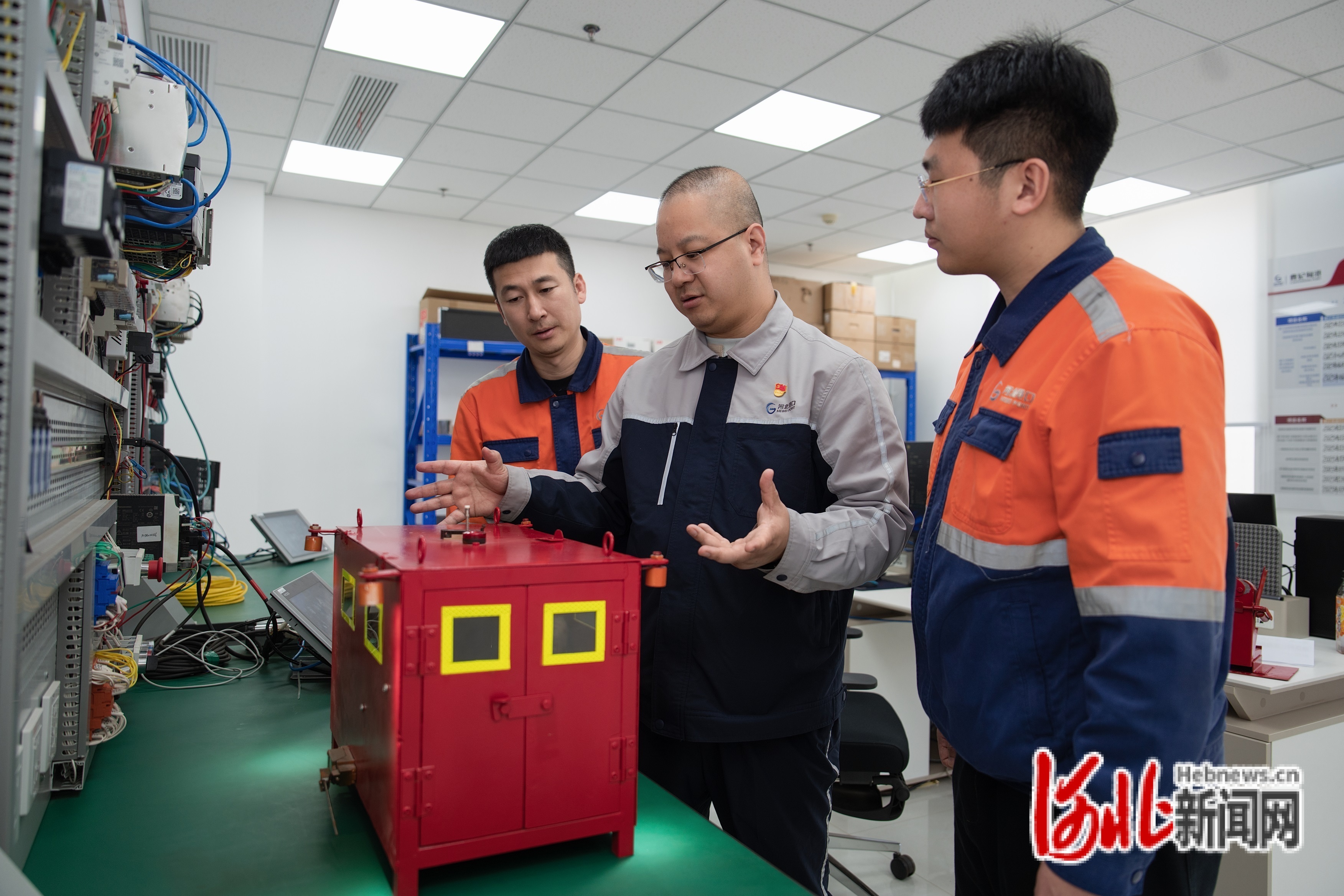 杨庚深知港口核心竞争力是效率。他牵头研发了《矿石散货安全接卸方法创新及关键技术》《卸船机提效操作创新方法及安全保障提升关键技术》，全面优化港口取装线作业流程、技术参数、操作方法，构建起防风、防超载、防碰撞的三重安全防护体系，将河北省技术发明三等奖、河北省职工优秀技术创新成果奖揽入怀中。2015年，接卸40万吨级“宏远”轮时，矿石码头一举创下13051吨/小时的矿石接卸世界纪录。