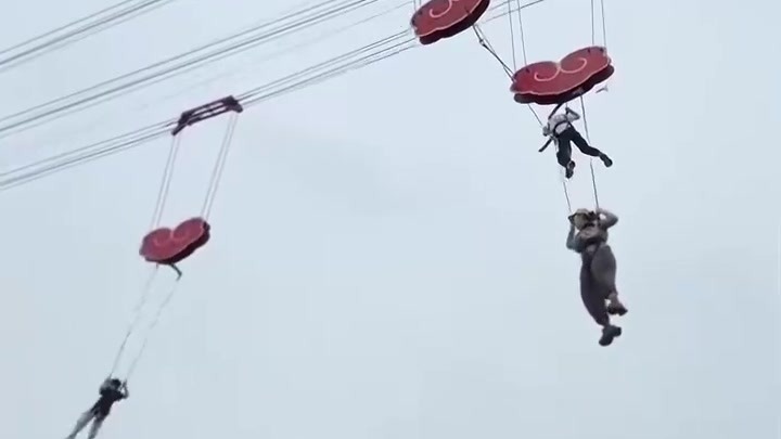 景区飞天索道突发故障，一家三口被困空中