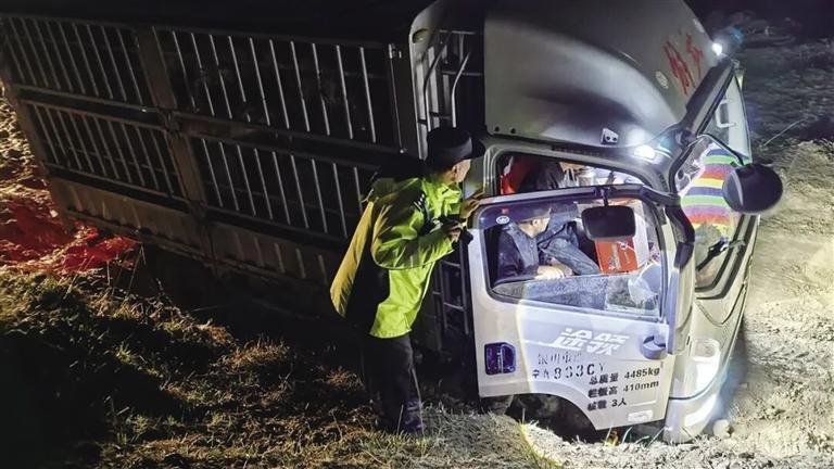 民警找到被困车辆和人员