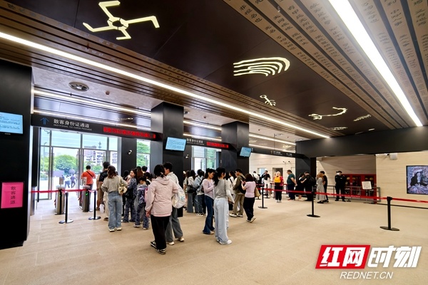 湖南省博物馆游客服务中心大厅，现场秩序井然，市民游客自觉排队。