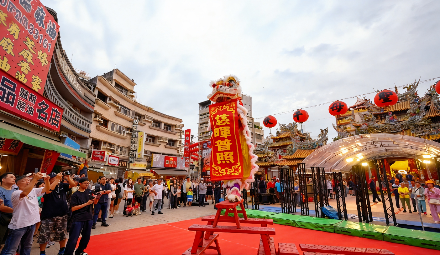 图：遂溪醒狮呈上“慈晖普照”的吉联