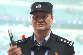 “苏超”散场后，民警樊华强收到一条特殊的电台消息……