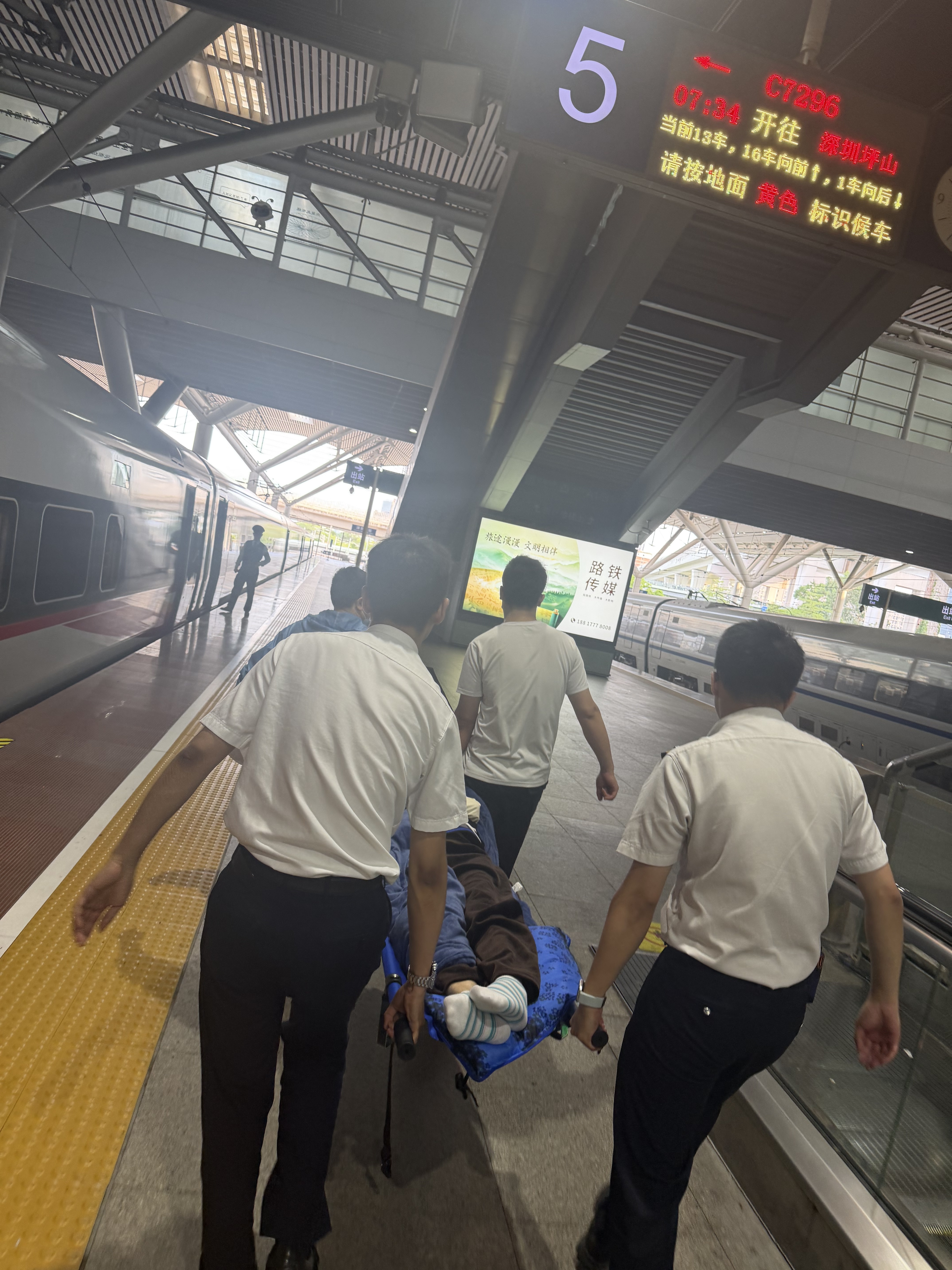 深圳北站“迎春花”伴旅客假期平安出行