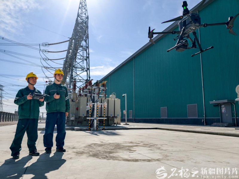 国网新疆超高压分公司巴里坤换流站员工开展无人机高空设备检查工作。通讯员 曾哲翔 摄