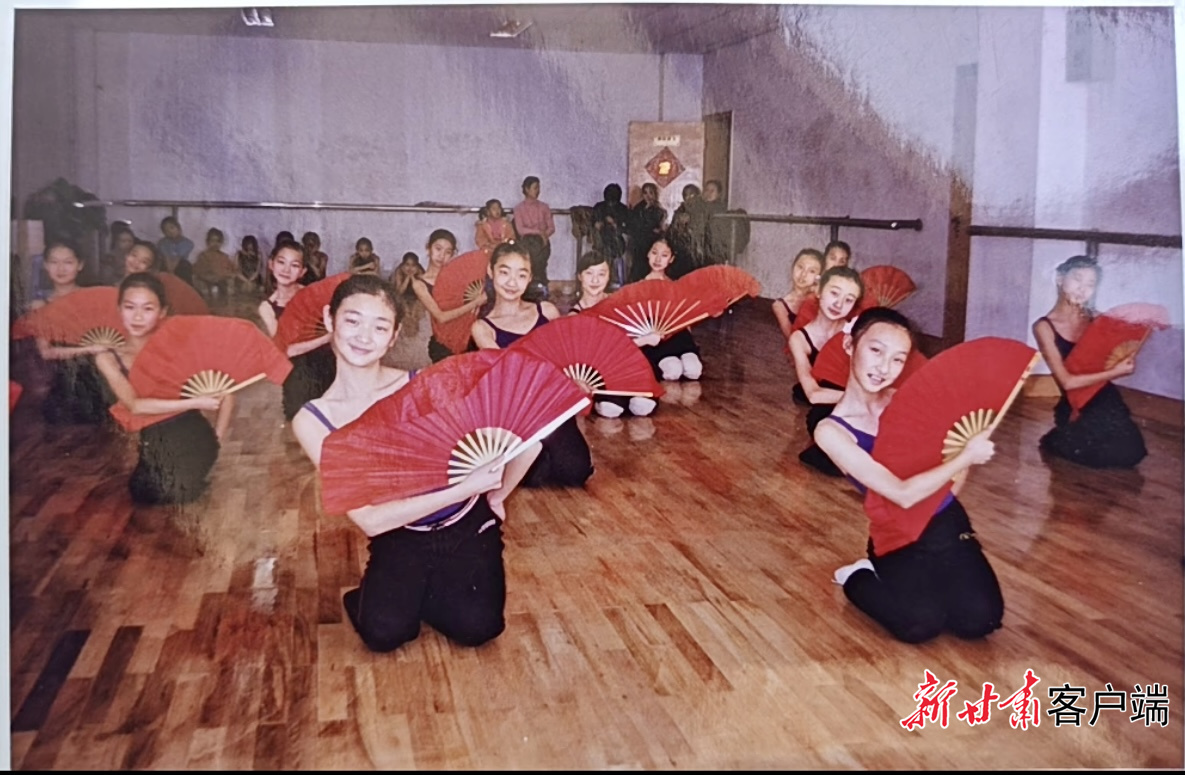 康琦（右一）在舞蹈班排练