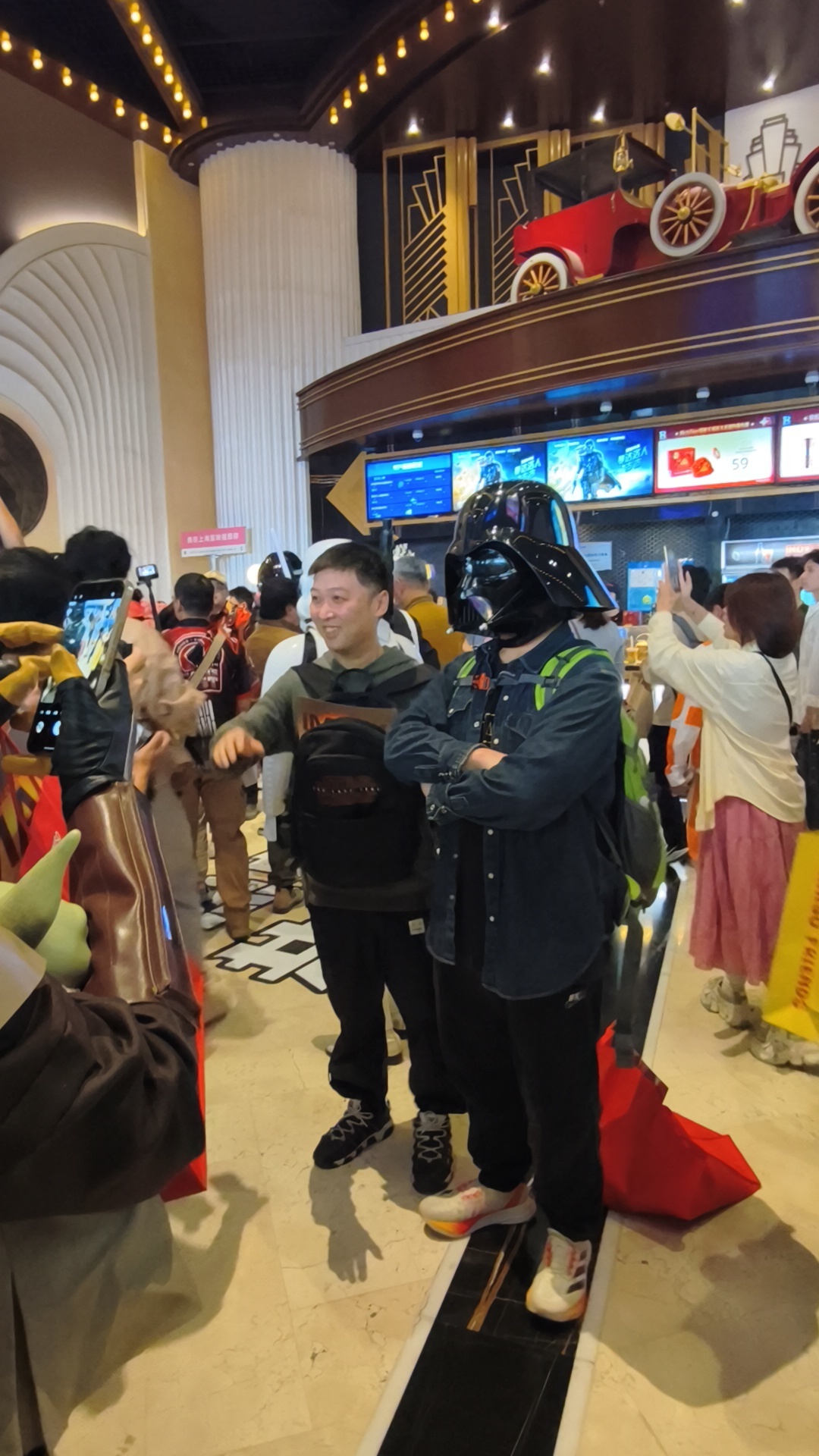 活动现场粉丝们盛装出席