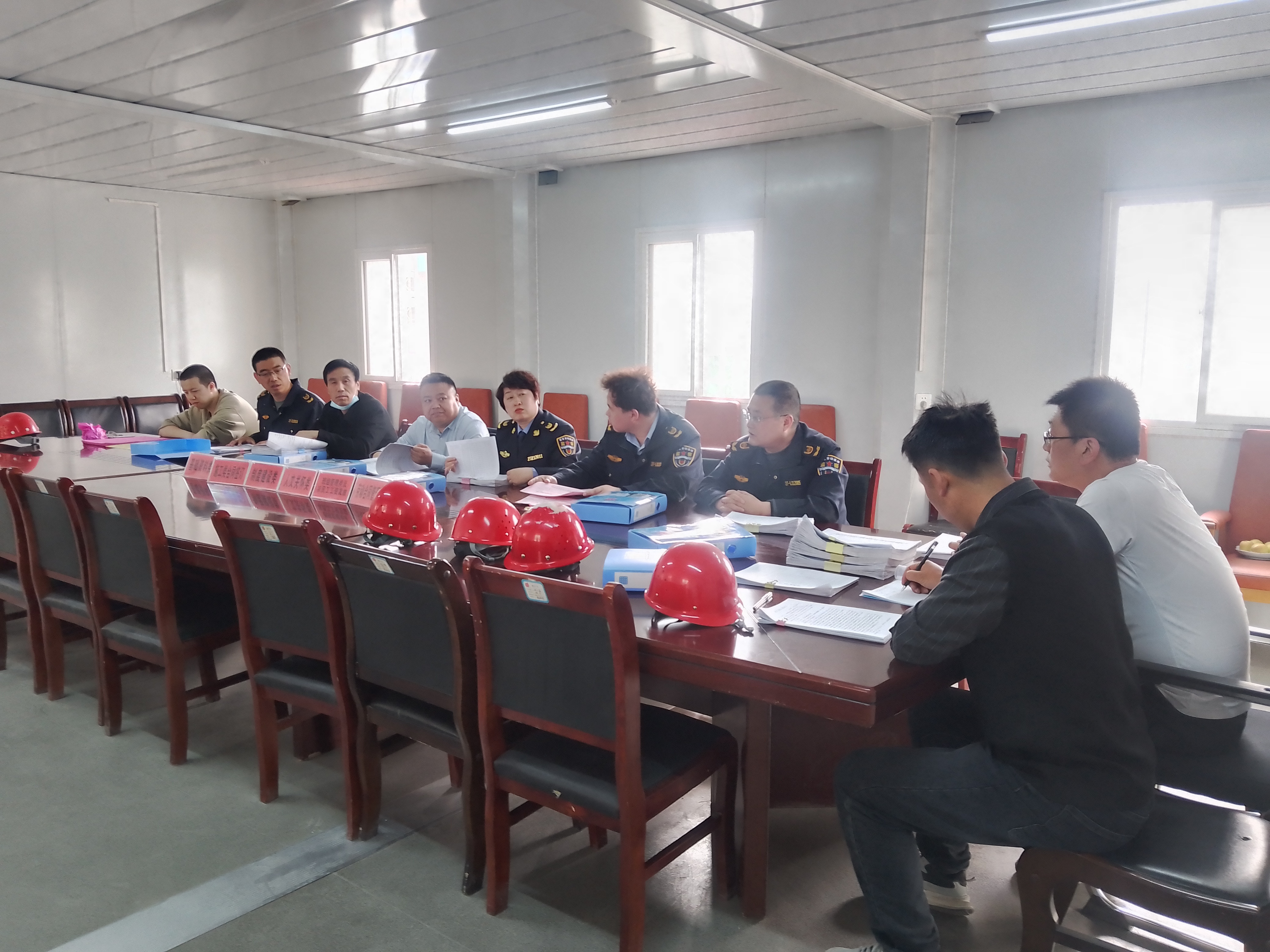 图1为劳动保障监察员开展在建项目标准化工地规范建设专项检查，重点核查农民工工资支付情况.jpg