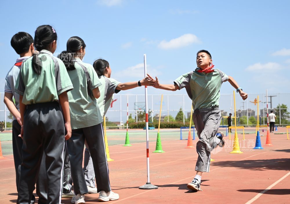 2026年5月6日，在江西省赣南师范大学附属蓉江小学红色主题运动会现场，学生积极参与“小兵接力”项目。