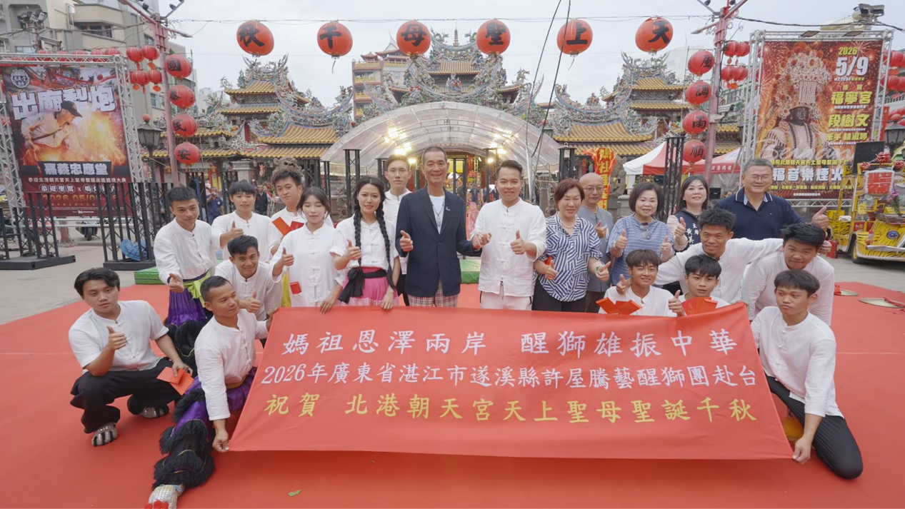 图：湛江市遂溪县许屋村腾艺醒狮团一行于活动现场合影