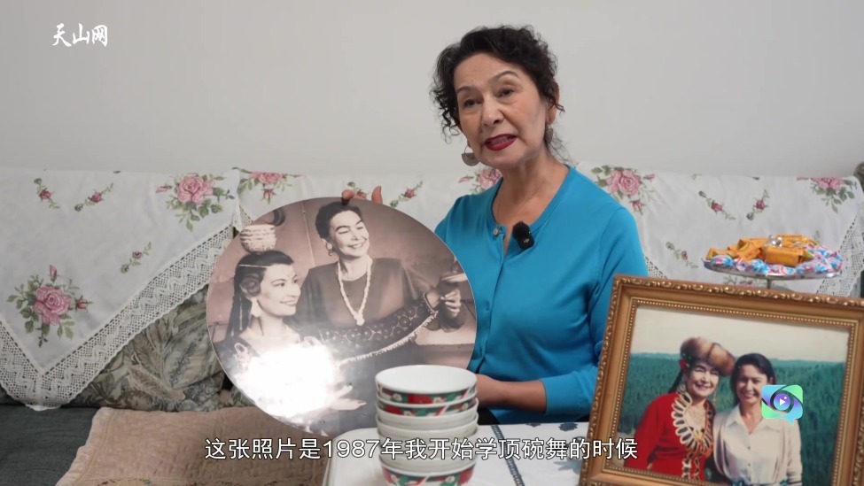 万人说新疆丨60岁奶奶用一生守护顶碗舞，学生全是花甲阿姨