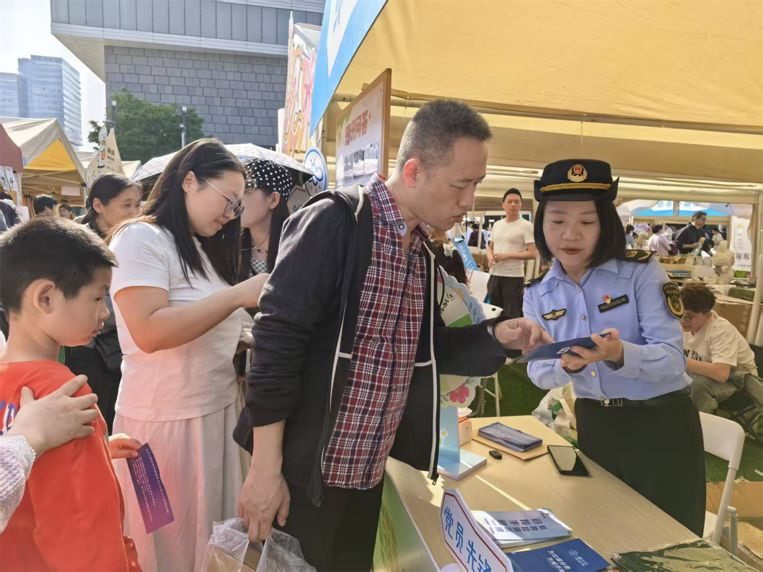 市集里的法治课堂：鄞州打造沉浸式普法新场景