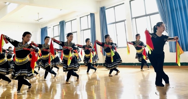 铜陵理工学校成功举办市级跨校融合教研活动——舞蹈公开课《筷乐草原(图1)
