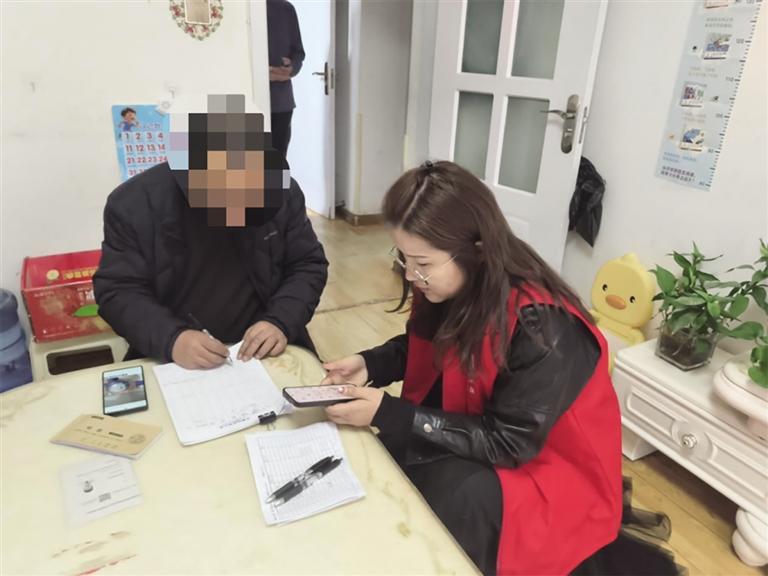石金金为群众办理网上认证