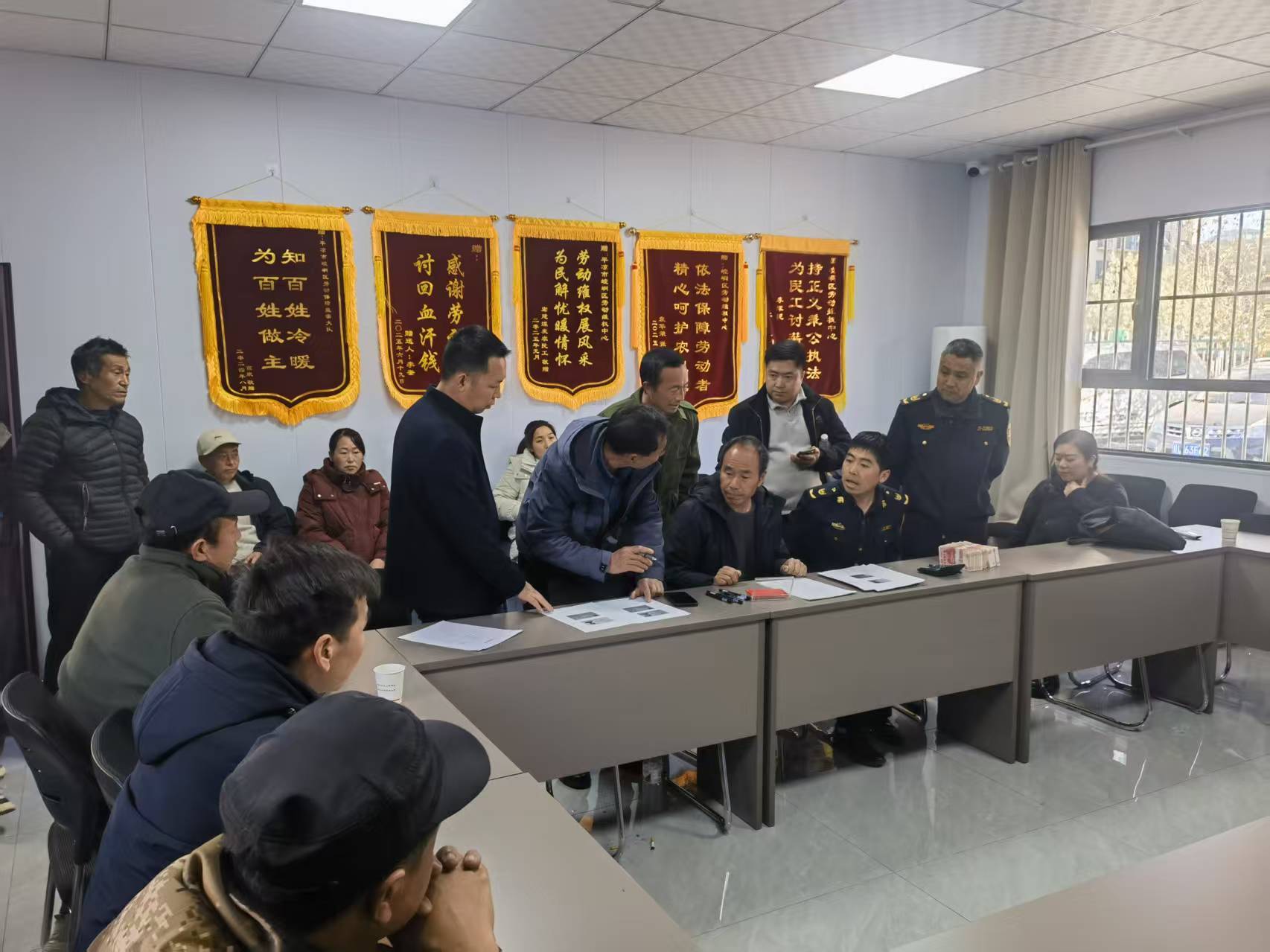 图3为劳动保障监察员下沉一线现场高效化解欠薪纠纷.jpg