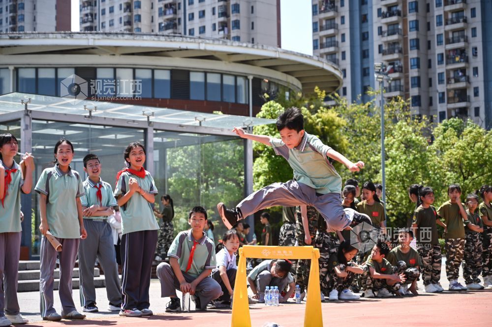 2026年5月6日，在江西省赣南师范大学附属蓉江小学红色主题运动会现场，学生积极参与“小兵接力”项目。