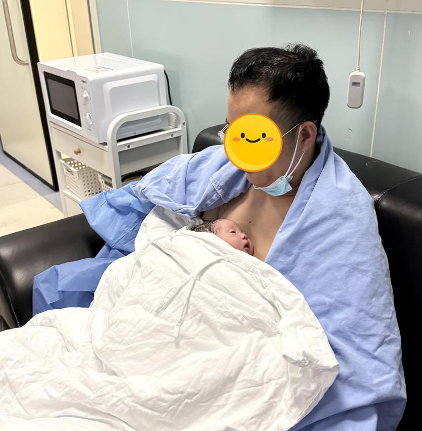 宝宝出生即赠专属脚印贺卡、柔软小胎帽，定格人生第一个印记；