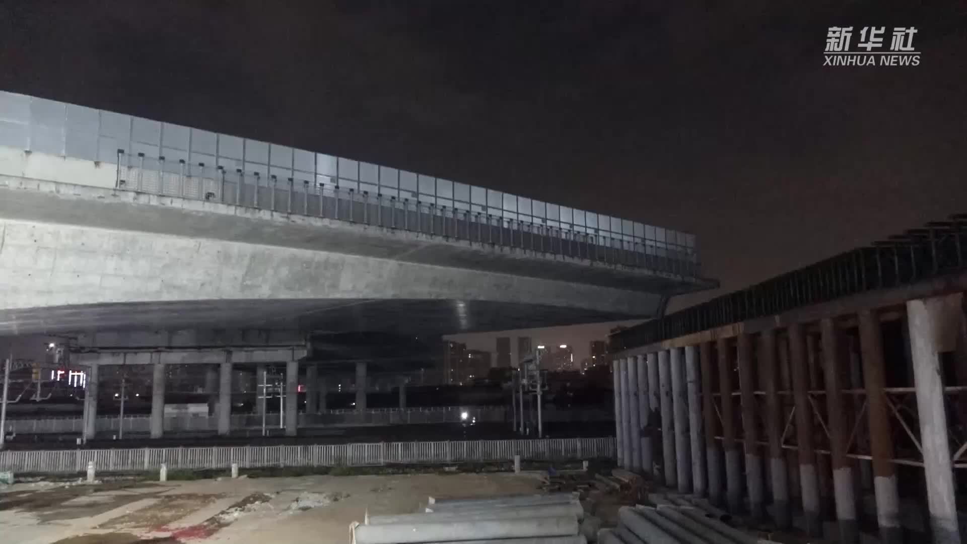 2.5万吨桥梁成功转体  跨越两条高铁线