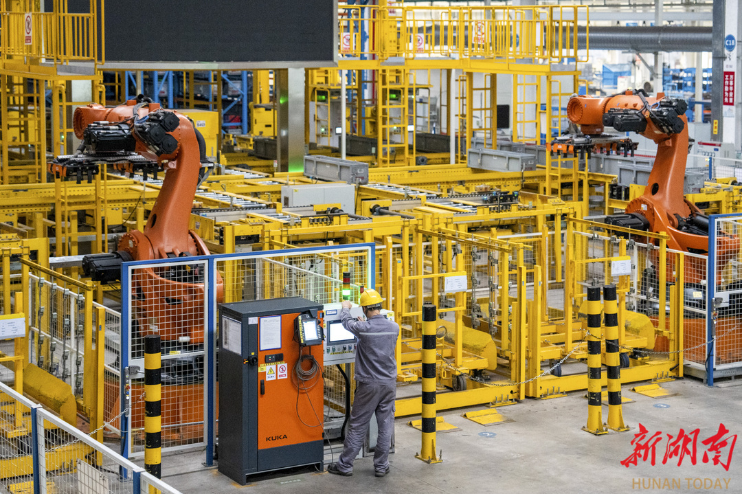 常德中车新能源汽车有限公司制件车间，工人操作出入库机器人抓取客车零件。湖南日报全媒体记者 辜鹏博 摄