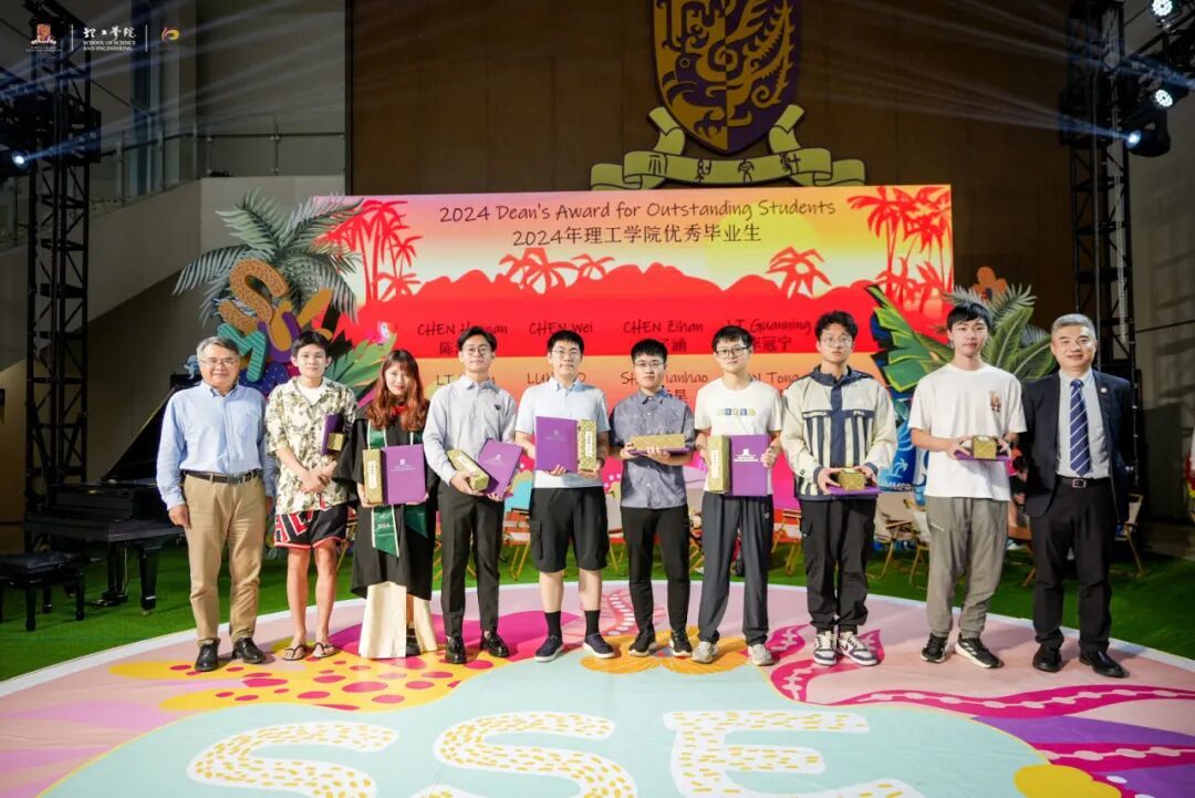 图:获奖学生与颁奖教授合影