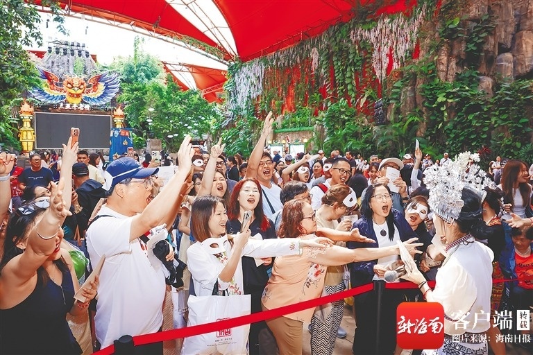 三亚千古情景区，游客争相与演员互动。景区供图