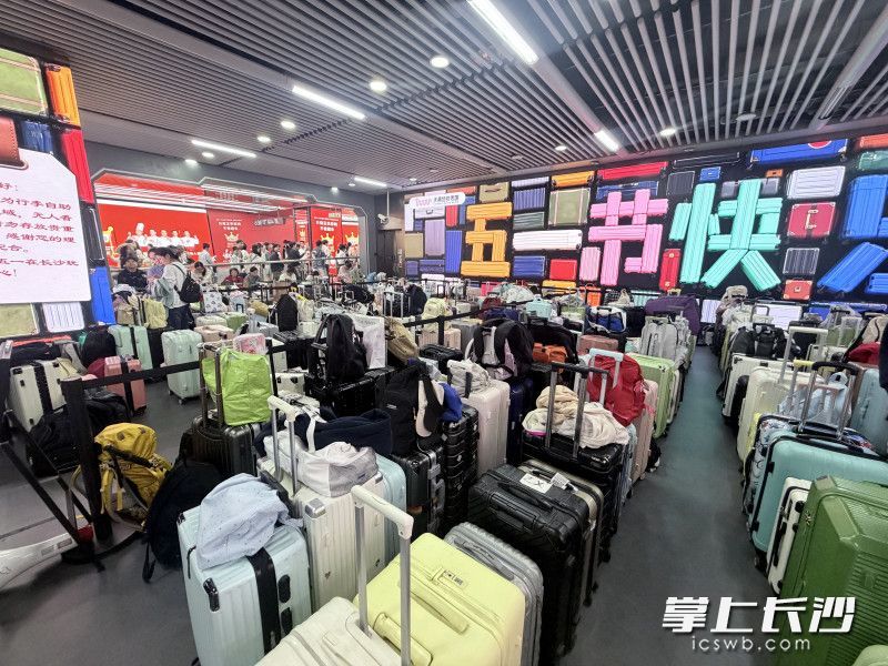 五一假期，五一广场站内的无人行李墙。 长沙晚报全媒体记者 张洋子 摄
