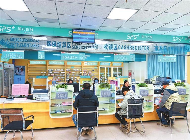 消费者在定点药店办理相关业务　新甘肃&middot;甘肃日报记者　李永萍