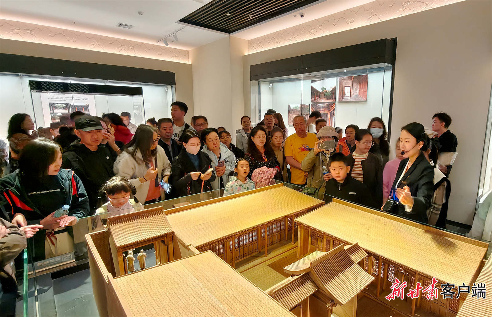 游客在武威市博物馆参观