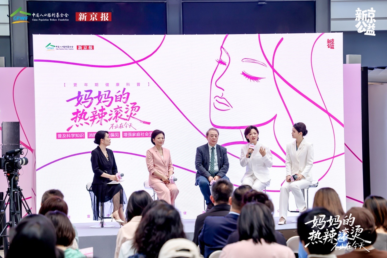 圆桌讨论环节，李小萌（右二）分享自己的经历。
