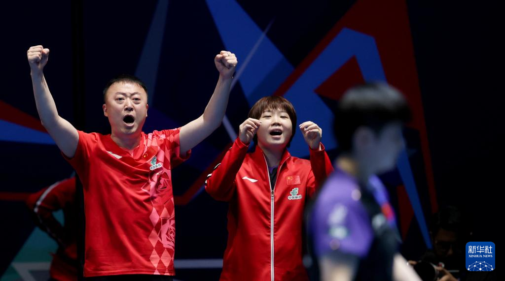 5月7日，中国女队主教练马琳（左）庆祝孙颖莎得分。