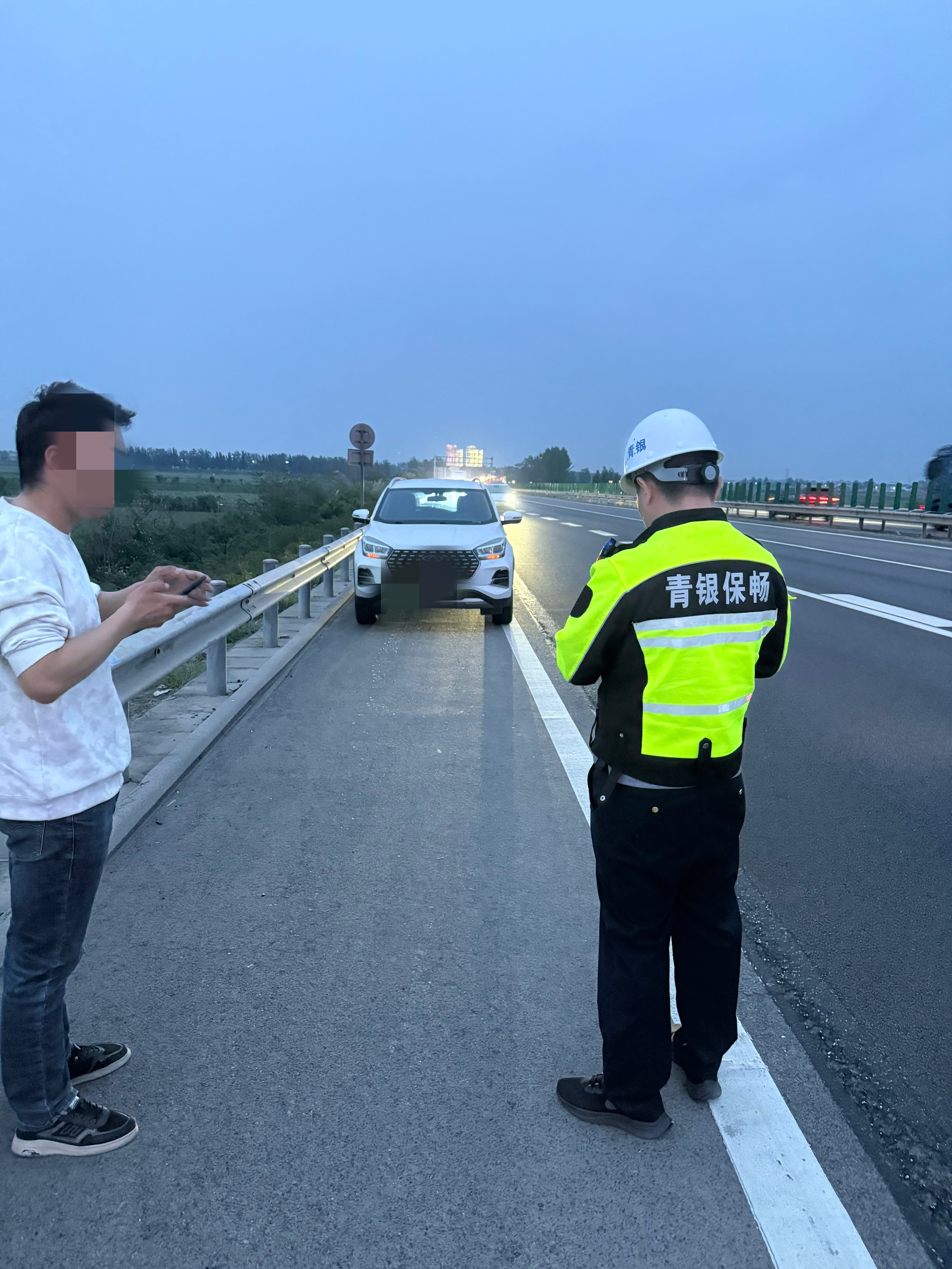 河北高速公路集团有限公司青银分公司:车辆突发故障 保畅人员守护助脱困