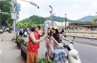 ◀ 志愿者在三宝陶源谷为游客指路。 （全媒体记者 刘定远 摄）