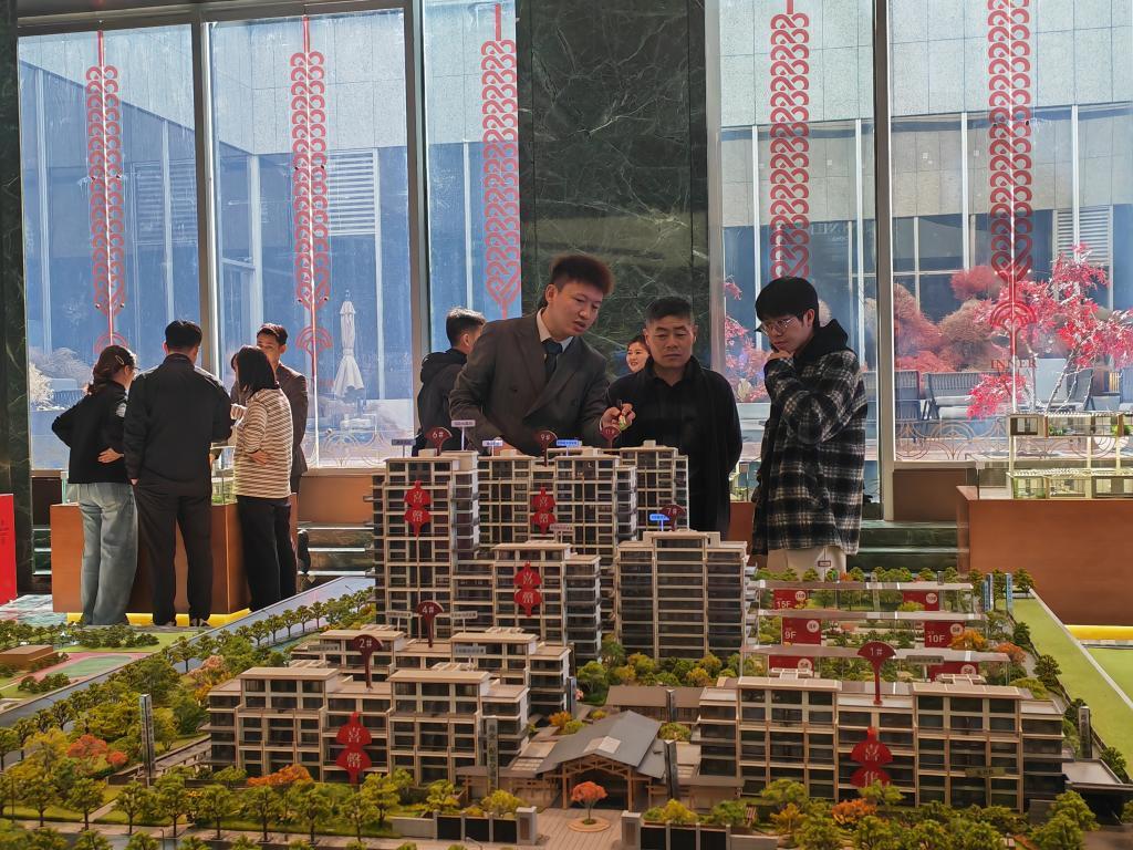 “五一”假期，宁夏银川一处楼盘吸引不少购房者看房。新华社记者苏醒 摄