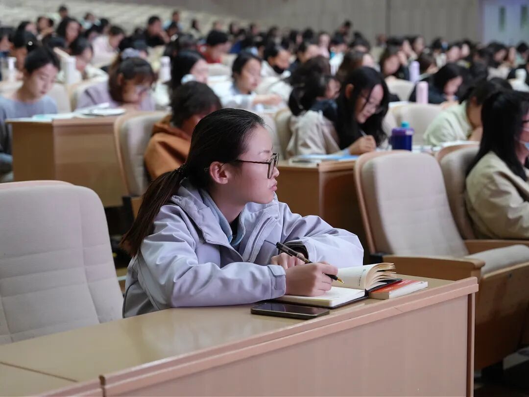 △参训学员正在专心听讲