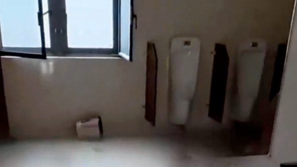 游客拍到公厕满地大小便，被文旅工作人员围堵要求删视频，两次报警才脱身