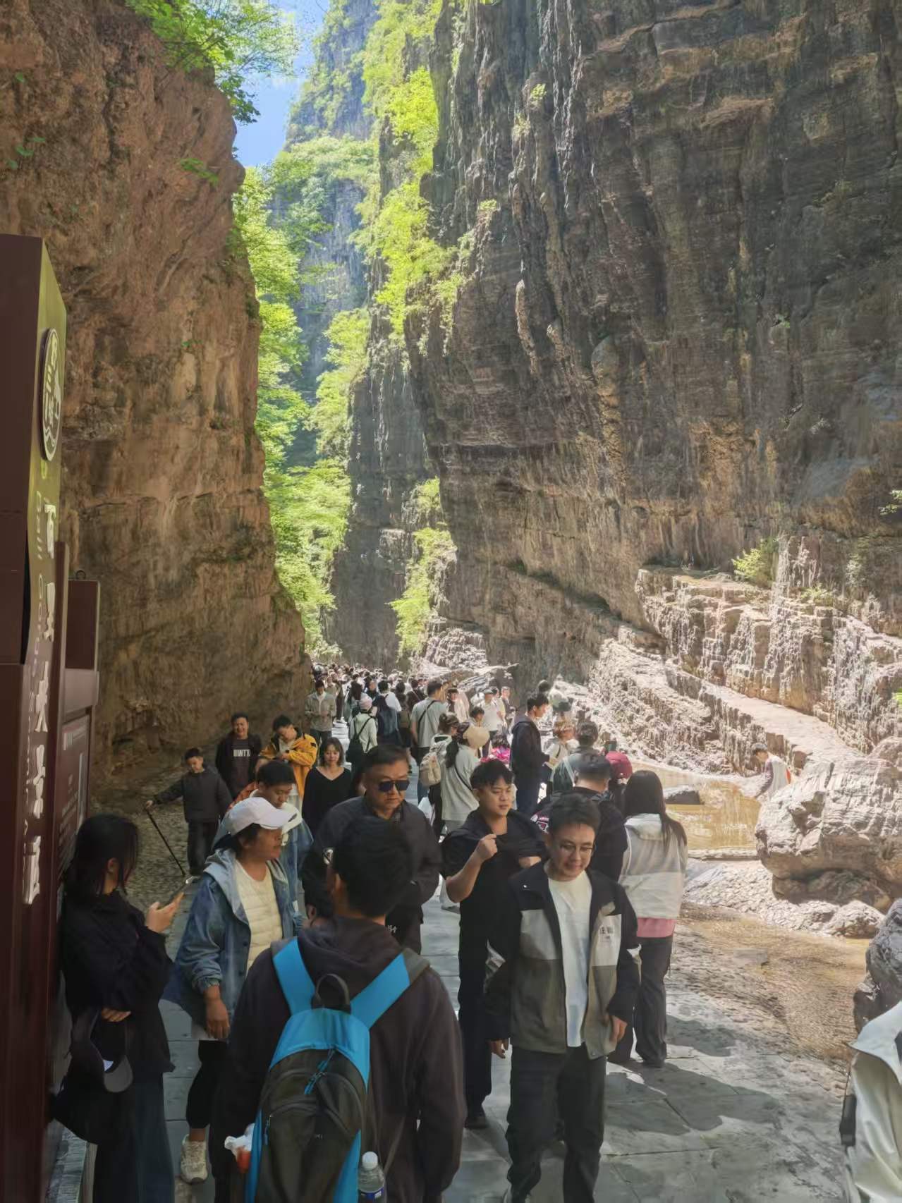 图：五一假期的野三坡景区。王丽/摄