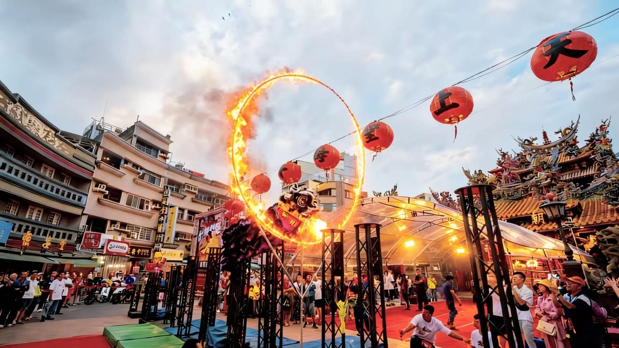 图：遂溪醒狮在朝天宫前表演穿火圈
