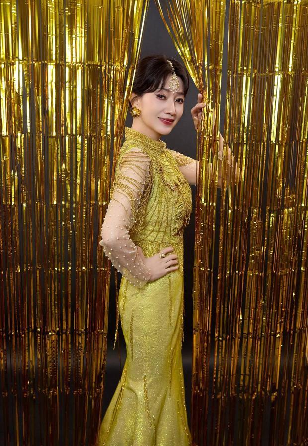 搜狐娱乐讯 5日，赵雅芝在社交平台上晒出一组写真美照，并配文称：“追风逐绿，奔赴一场草原盛宴。”