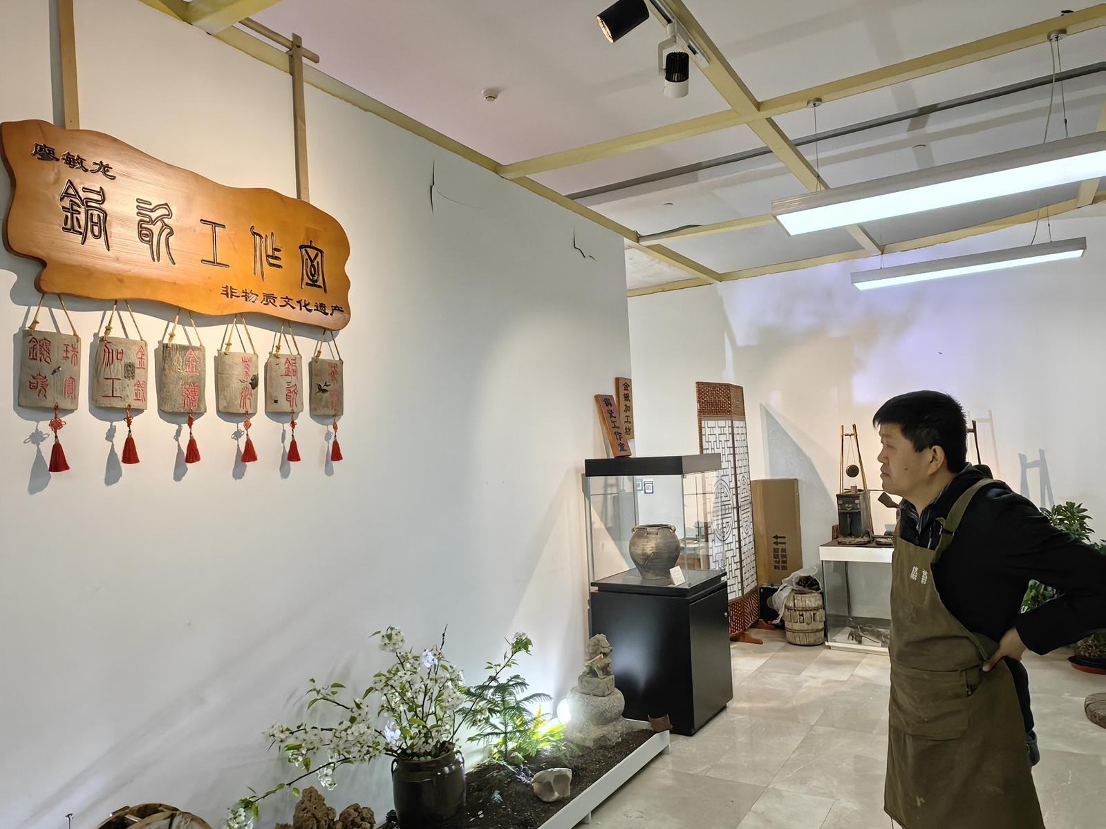 ▲廖敏龙希望通过工作坊传承锔瓷这门技艺