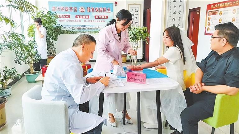 宕昌县妇幼保健院在县民政局婚姻登记大厅为新人开展一站式免费婚检服务